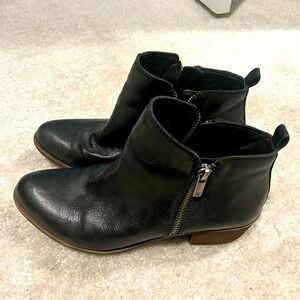 Women’s black Lucky ankle boots size 7.5